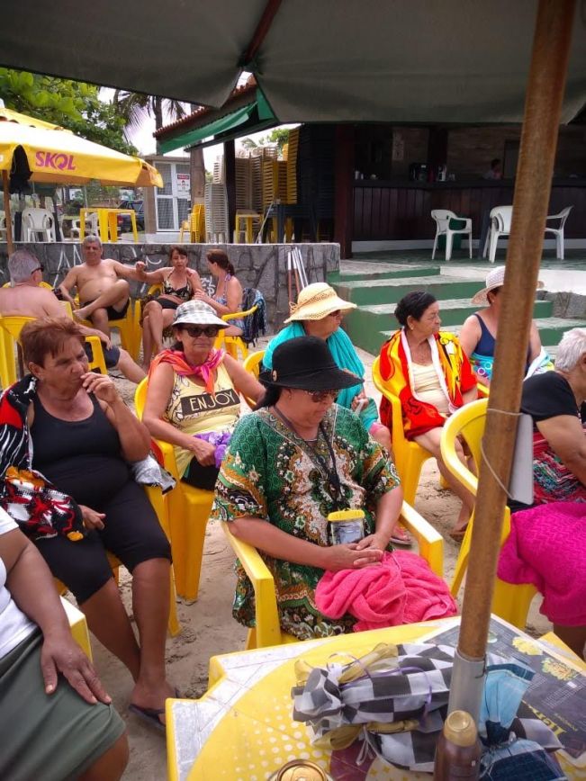 Idosos do CCI passeiam na praia