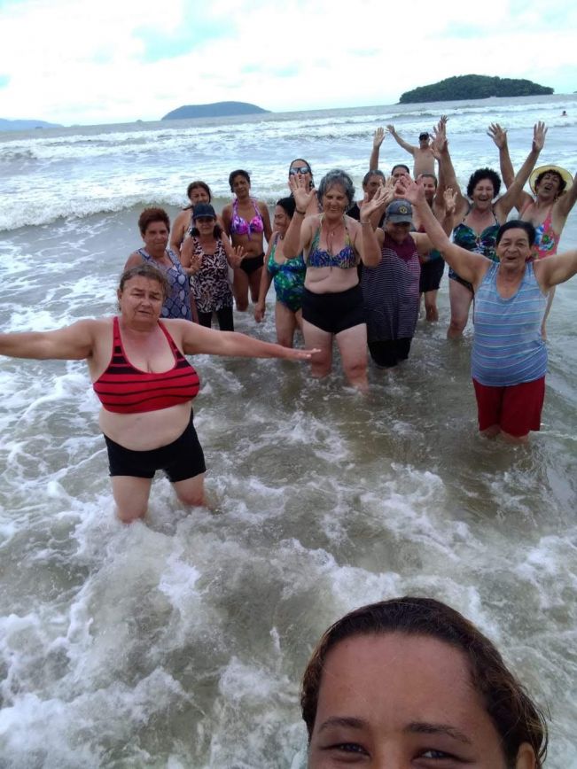 Idosos do CCI passeiam na praia