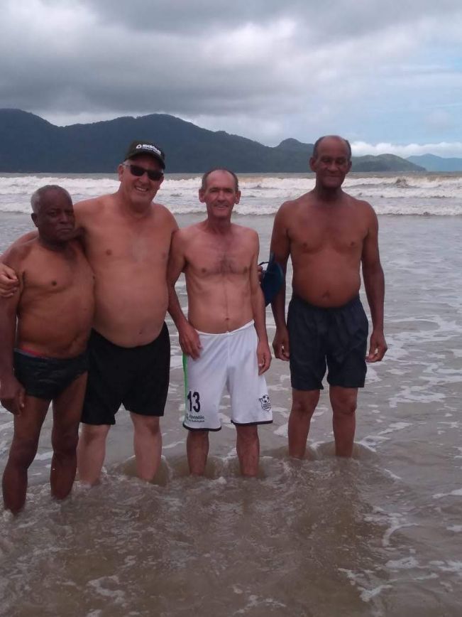 Idosos do CCI passeiam na praia